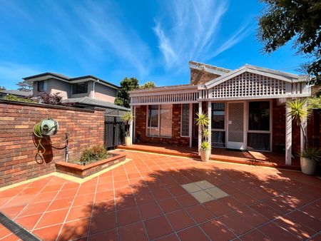 Beautifully Refreshed Home in Prime Huntingdale Location - Photo 3