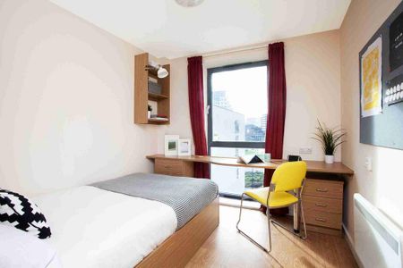 1 bedroom in a flat share to rent - Photo 2