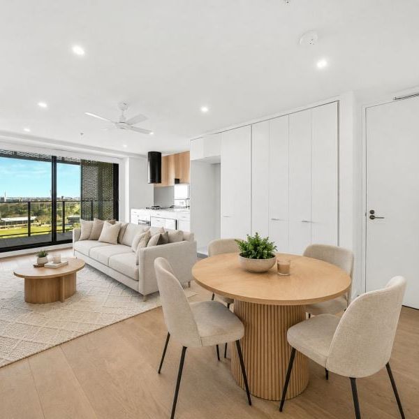 Freshly Renovated Luxury 2-Bedroom Apartment with Stunning Bay & CBD Views in Iconic St Kilda Tower - Photo 1