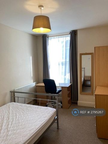 4 bedroom terraced house to rent - Photo 3