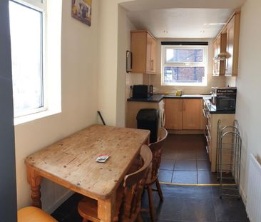 4 bedroom semi-detached house to rent - Photo 5