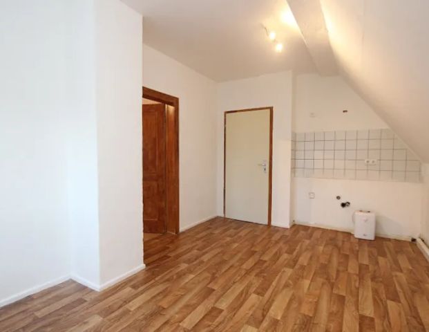 Schön aufgeteilte 2-Zimmer-Dachgeschosswohnung mit Wohnküche in Lohfelden - Photo 1