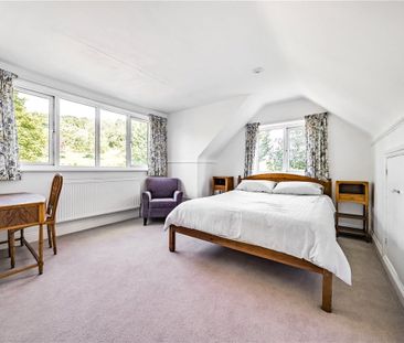 A recently renovated detached 3 bedroom, 2 bathroom house in a peac... - Photo 1