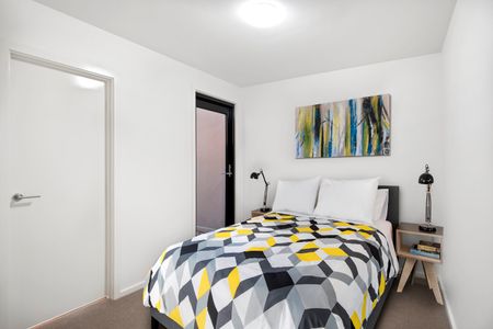 SPACIOUS TWO BEDROOM APARTMENT - freshly painted and new carpet in 1 bedroom - Photo 2