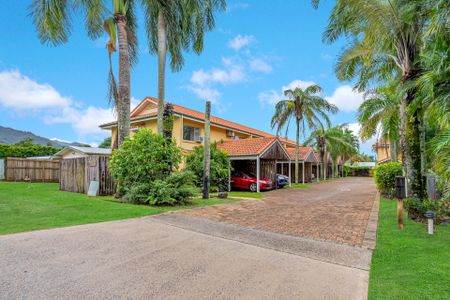 REJUVENATED TOWNHOUSE WITH ONLY ONE NEIGHBOUR – A1 LOCATION! - Photo 4