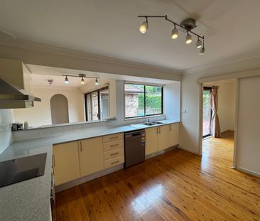 4 Bedrooms with Built Ins, 3 bathrooms, Floorboards, 2 Living Areas... - Photo 5