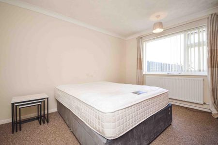 2 bedroom semi-detached bungalow to rent - Photo 4