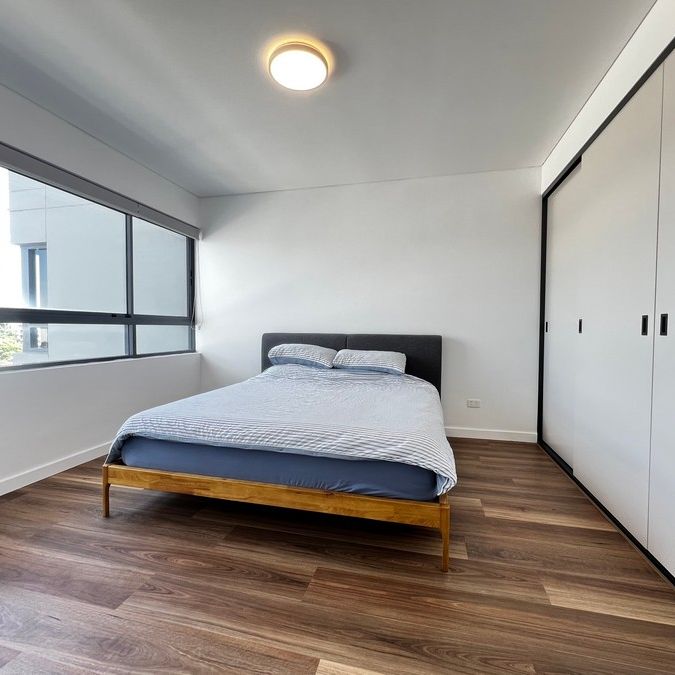 Modern 2 Bedroom Apartment, Superb Location, Electrifying Specs! - Photo 1