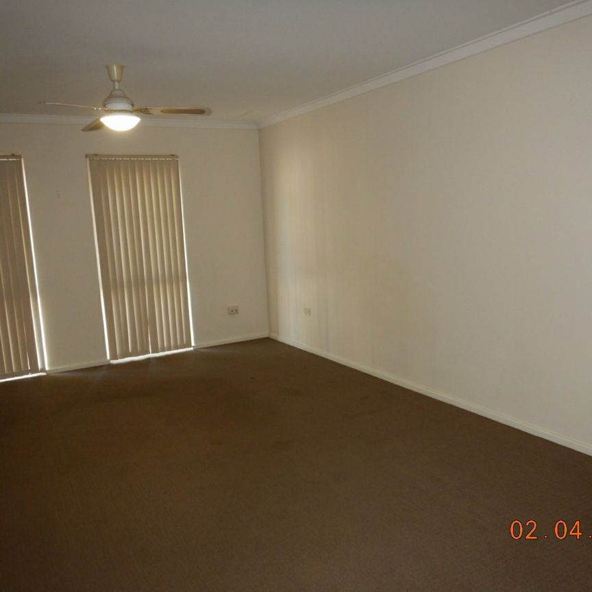 THORNLIE – 2x1 – CONVENIENT DUPLEX LIVING - Photo 1