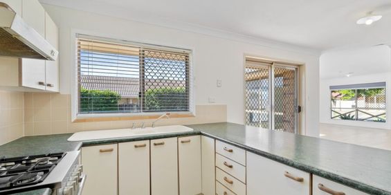 LOVELY BIG FAMILY HOME IN CONVENIENT LOCATION - Photo 3