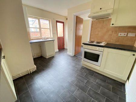 1 bedroom ground floor flat to rent - Photo 4