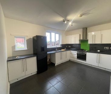 3 bedroom House To Let Total Size: 1045 SQ FT - Photo 2