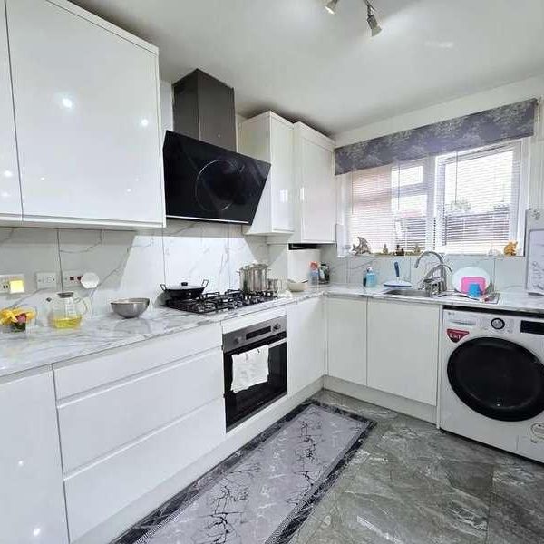 Hayes, UB3 - Photo 1