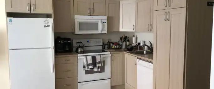 2 Bedrooms in Brentwood | 10 Brentwood Common NW, Calgary - Photo 1