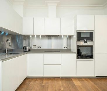 Leman Street - Photo 1