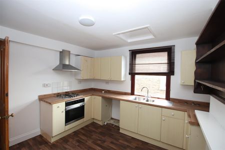 2 bedroom Maisonette to let - Photo 2