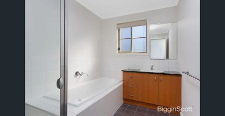 Spacious Two-Storey Townhouse in Quiet, Convenient Location - Photo 4