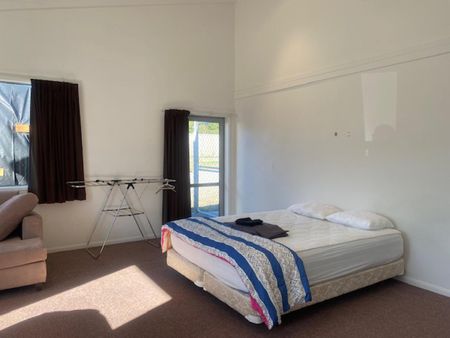 Easy-care staff accommodation - Photo 2