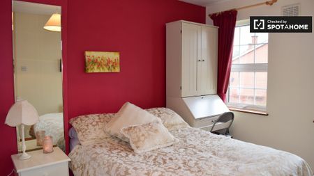 Lovely room in 3-bedroom house in Terenure, Dublin - Photo 4