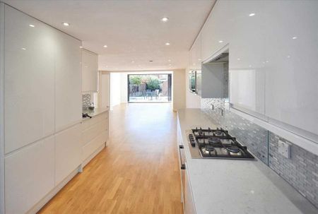4 bedroom end of terrace house to rent - Photo 3