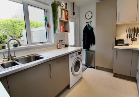 3 bedroom semi-detached house to rent - Photo 3