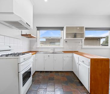 Comfortable Family Living on a Spacious Wendouree Block - Photo 5