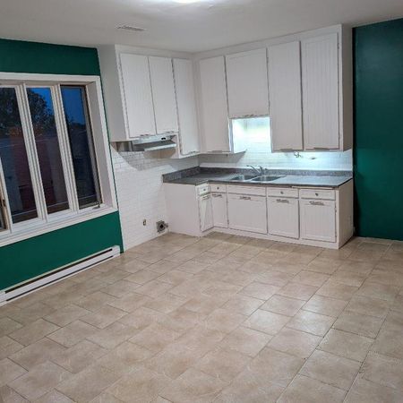 GRAND 6-1/2 A LOUER SPACIEUX ET LUMINEUX A SHAWINIGAN DISPONIBLE LE 10 SEPTEMBRE 2026 CONTACTEZ-NOUS AU 514-377-7407 - Photo 3