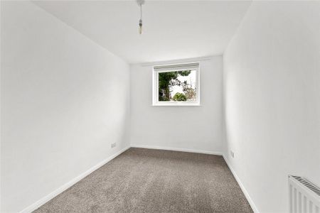 4 bedroom end of terrace house to rent - Photo 2