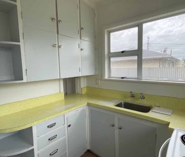 Spacious three-bedroom Castlecliff home - Photo 5