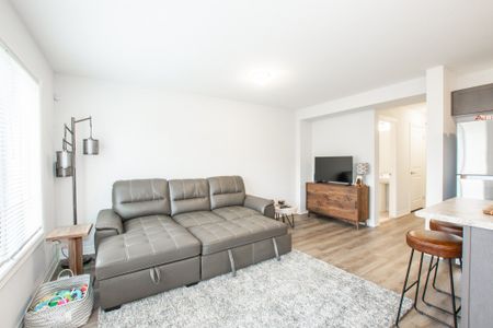 Bright & Spacious 3 Bedroom Townhouse in Welland!! - Photo 2