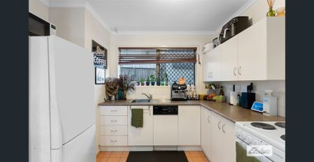 REFURBISHED 2 BEDROOM UNIT - GREAT LOCATION! - Photo 3