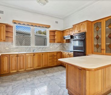 A Rare Treat in leafy Dulwich Hill - Photo 4