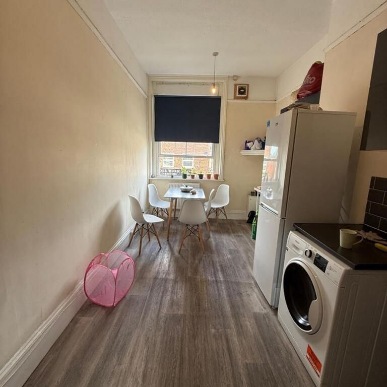 1 bedroom in a house share to rent - Photo 1