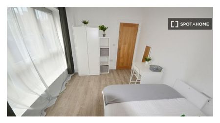 Room for rent in 4-bedroom apartment in Drimnagh, Dublin - Photo 5