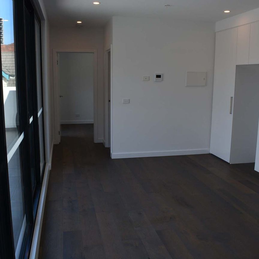 GORGEOUS APARTMENT IN THE HEART OF ST KILDA! - Photo 1