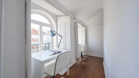 Room in a shared 13-bedroom apartment for rent in Lisbon, professionals only - Photo 3