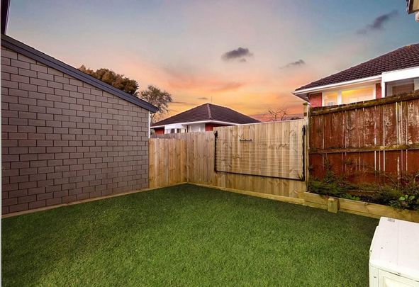 Near New 4 Bedroom + 3 Bathrooms + 1 Garage - Photo 1