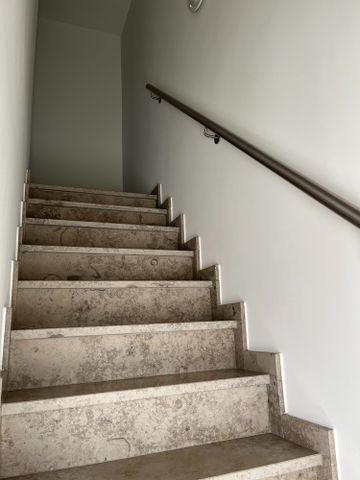 Gezellig ingericht duplex-app met achteraan groot terras. Rustige ligging. Privé parking achteraan gebouw. - Photo 2