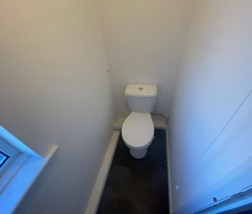 3 bedroom end of terrace house to rent - Photo 4