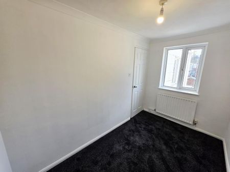 3 bedroom end of terrace house to rent - Photo 3
