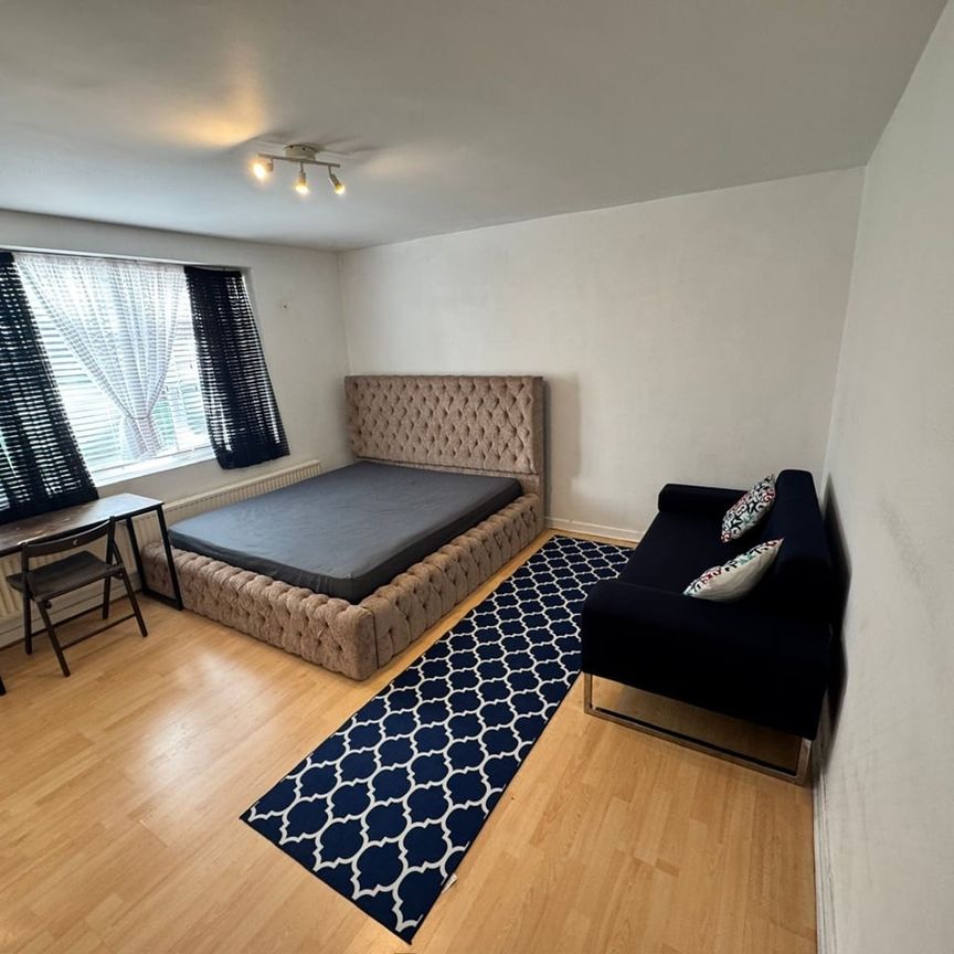 Room in a Shared Flat, Tenterden Grove, NW4 - Photo 1