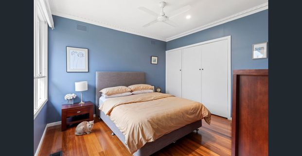 Stylish Two-Bedroom Retreat in the Heart of Elsternwick - Photo 1