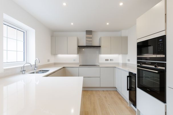 Merrileas Drive, Oxshott, Leatherhead, Surrey, KT22 flat to rent - Photo 1