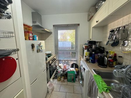 1 bed flat to rent in Lodge Close, Edgware, HA8 - Photo 3