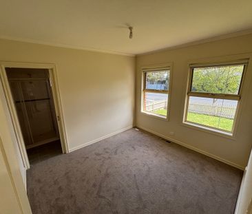 Freshly Updated, 3 Bedroom, 2 Bathroom - Photo 6