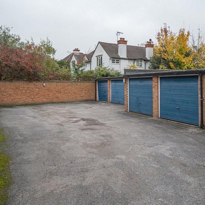 Epsom Road, Leatherhead, KT22 - Photo 1