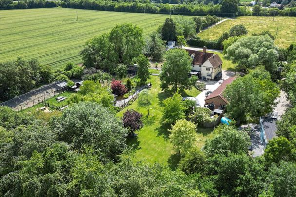 A charming Grade II listed family house in an idyllic countryside setting - Photo 1