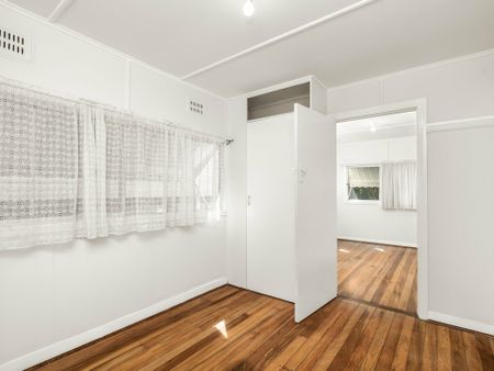 $550 per week | 4 Bedrooms | 1 Bathroom | 1 Carport space - Photo 2