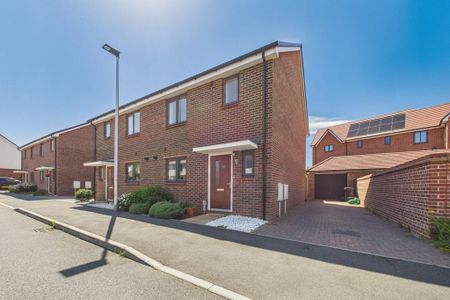 3 bedroom semi-detached house to rent - Photo 4