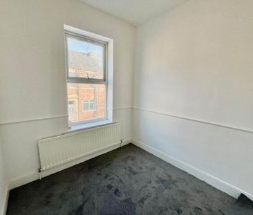 3 bedroom flat to rent - Photo 2